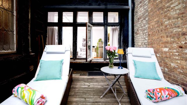 Transform Your Outdoor Space with This Creative Floral Lamp Idea