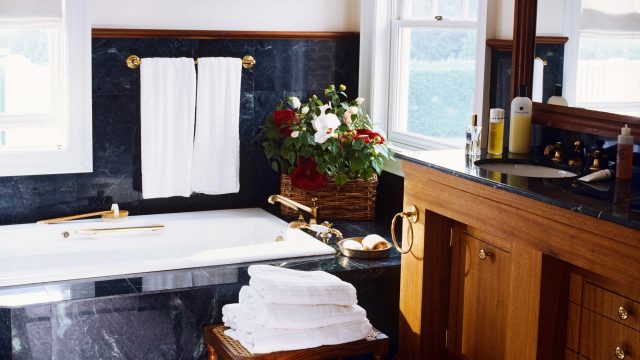 Reviving Iconic 80s Bathroom Trends: A Bold Comeback