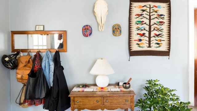 Revamp Your Entryway: Maximize Space with a Smart Coat Rack Setup