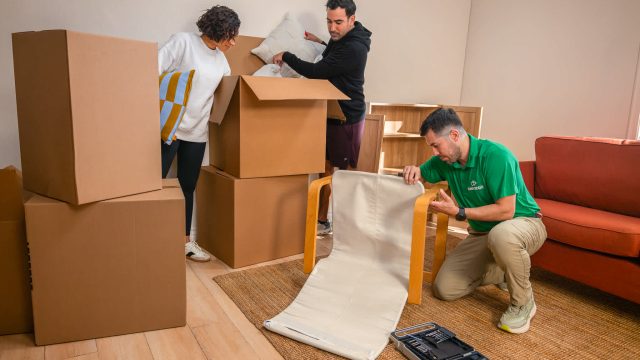 Master Your Move: Efficiently Transition from Boxes to Comfort This Weekend